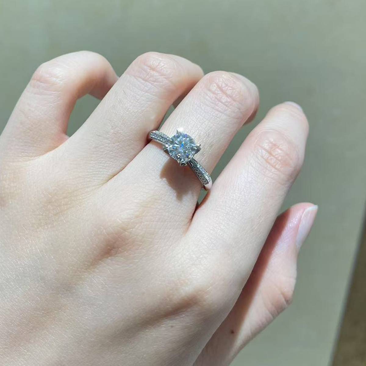 Single Head Women's Ring S925 Silver Plated Platinum Customized Selection Main Stone Moissanite 1.0ct/Sub Stone Cubic Zirconia
